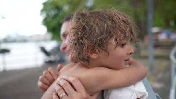 Maluch Obejmuje Matkę Zewnątrz Szczerą Matkę Dziecięcy Uścisk — Wideo stockowe