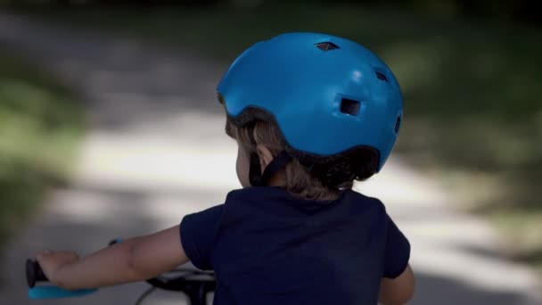 Achterkant Van Kleine Jongen Fietsen Buiten Dragen Beschermende Helm — Stockvideo