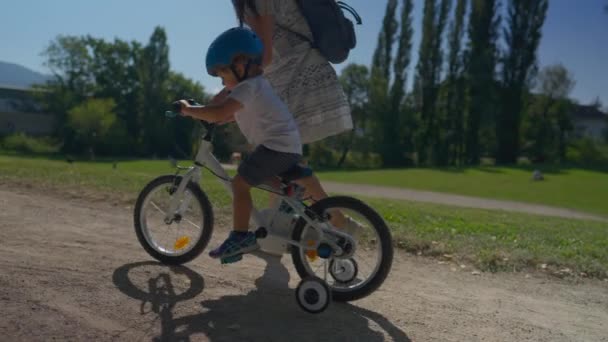 Dziecko Jazda Rowerze Zewnątrz Parku Mały Chłopiec Uczy Się Jeździć — Wideo stockowe