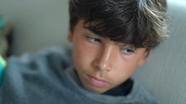 Pensive Přemýšlivý Mladý Chlapec Tvář Close — Stock video