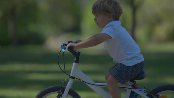Glad Liten Pojke Ridning Cykel Utanför Parken — Stockvideo