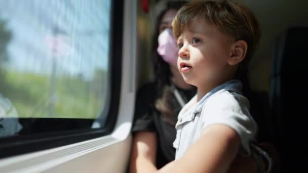 Ragazzino Pensieroso Che Viaggia Treno Con Madre Abbraccio Ragazzo Premuroso — Video Stock