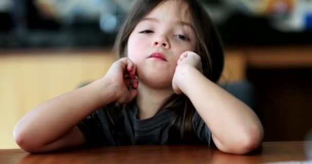 벌리고 다니는 행복하지 자녀는 슬픔을 느낀다 — 비디오