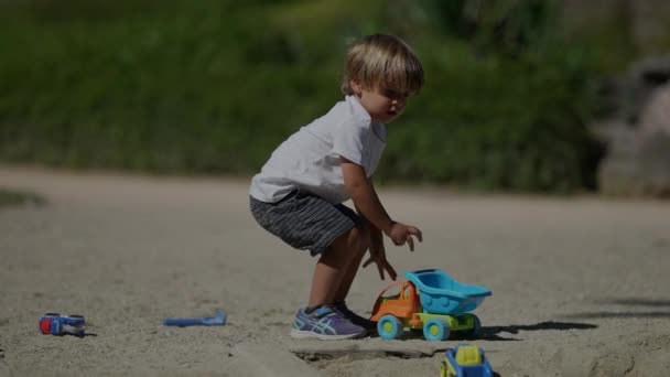 Μικρό Αγόρι Που Παίζει Στην Παιδική Χαρά — Αρχείο Βίντεο