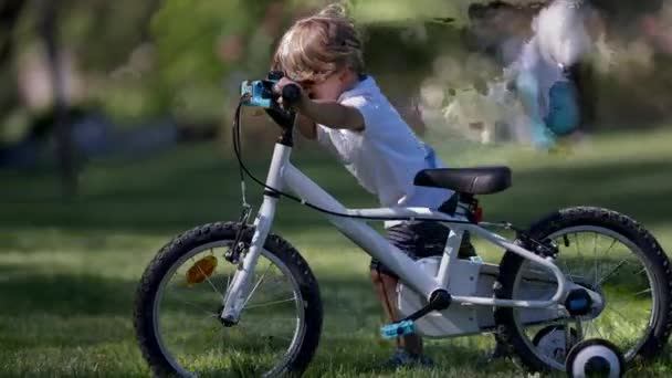 Kind Trägt Fahrrad Draußen Kleiner Junge Trägt Fahrrad Mit Helm — Stockvideo