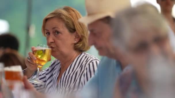 Candid Pareja Mayor Bebiendo Cerveza Senior Mujer Bebidas Borrador Vaso — Vídeo de stock