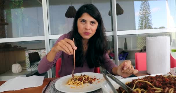 幸せな女性は昼食を食べる回転スパゲティ — ストック動画