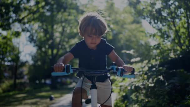 Маленький Мальчик Катается Велосипеде Солнцем — стоковое видео
