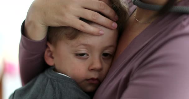 Сонна Дитина Материнському Колі Матуся Пестить Позіхання Втомленого Маленького Хлопчика — стокове відео