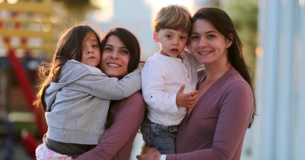 两个母亲抱着孩子 两个姐妹抱着女儿和儿子 — 图库视频影像