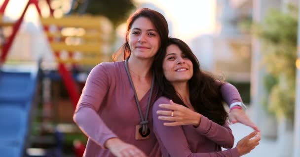 Две Взрослые Счастливые Сестры Позируют Вместе Снаружи Близнецов Одной Одежде — стоковое видео