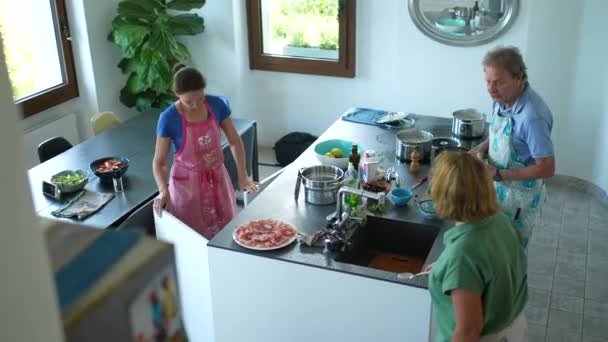 Szczera Rodzina Kuchni Domu Przygotowuje Jedzenie — Wideo stockowe