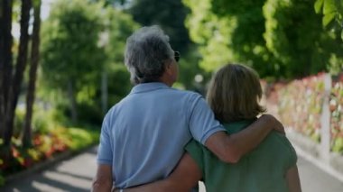 Green City 'de yürüyen yaşlı çiftin arkası.