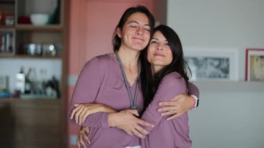 30 'lu yaşlardaki kız kardeşler birbirlerine gülümsüyor.