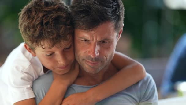坎迪德和孩子在一起拥抱爸爸 — 图库视频影像