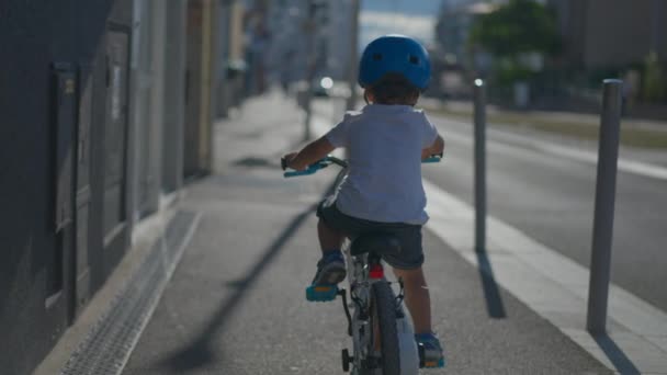 市内歩道の外で自転車に乗る子供が1人 — ストック動画
