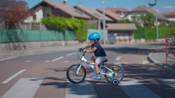 Мальчик Переходит Улицу Велосипед Городской Улице — стоковое видео