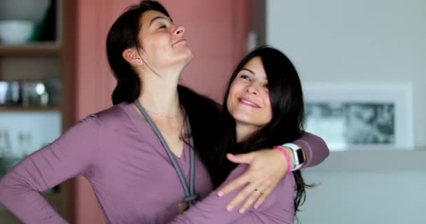 Hermanas Gemelas Posando Juntas Dos Mujeres Amigas Abrazan Aman — Vídeo de stock