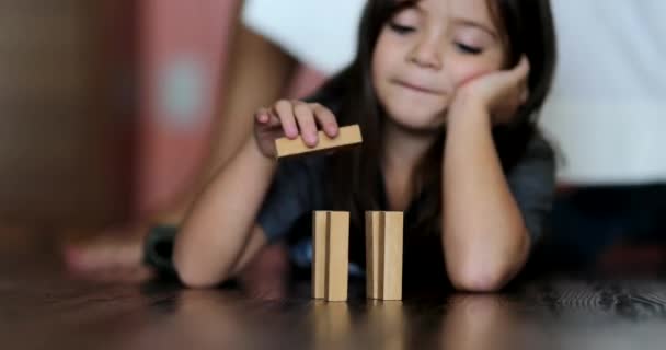 Criança Colocando Bloco Construção Madeira Cima Estrutura Pequena Garota Brincando — Vídeo de Stock