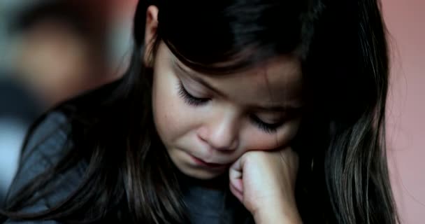 Niña Triste Con Emoción Deprimida — Vídeo de stock