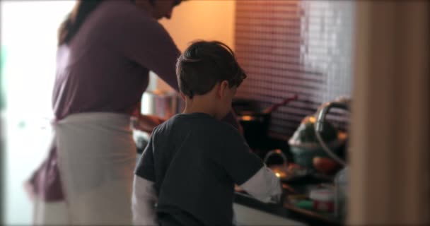 Mãe Criança Cozinhar Juntos Criança Sincero Ajudando Mãe Preparar Almoço — Vídeo de Stock