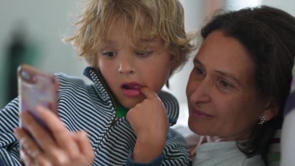 Candid Μητέρα Και Μικρό Αγόρι Κοιτάζοντας Οθόνη Smartphone Μαζί — Αρχείο Βίντεο
