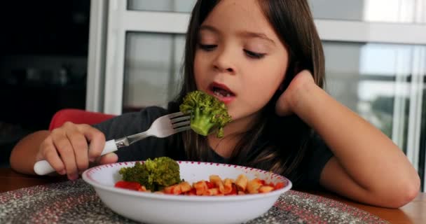 Παιδί Τρώει Μπρόκολο Μικρό Κορίτσι Τρώει Υγιεινά Λαχανικά Για Μεσημεριανό — Αρχείο Βίντεο