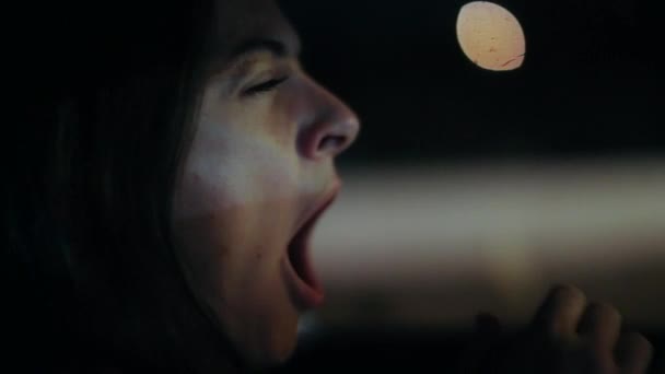 Yorgun Şoför Gece Esniyor Yolda Araba Kullanan Yorgun Kadın — Stok video