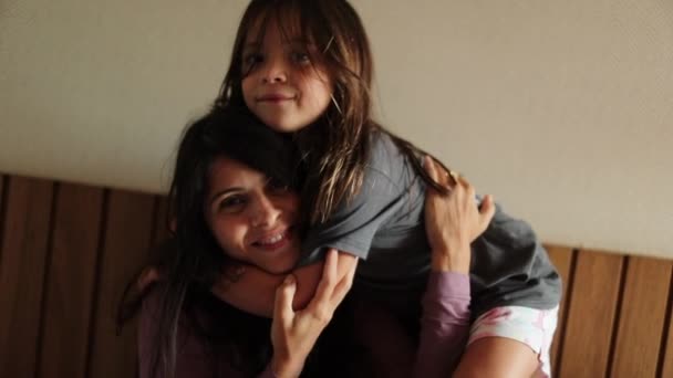 Gadis Kecil Merangkul Ibu Keluarga Cinta Anak Memeluk Orang Tua — Stok Video