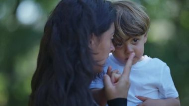 Anne disiplinli çocuk ebeveyni yaramazlık yapan küçük çocukla konuşuyor.