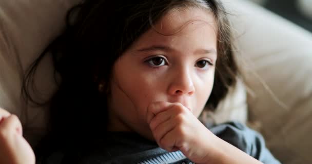 Niña Hipnotizada Por Retrato Entretenimiento Mediático Niña Sentada Sofá — Vídeos de Stock