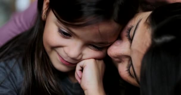 Mãe Beijando Filha Amor Familiar Carinho — Vídeo de Stock