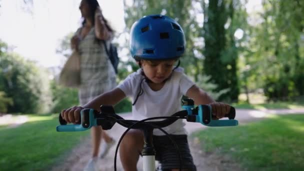 Mały Chłopiec Jeżdżący Rowerze Parku — Wideo stockowe