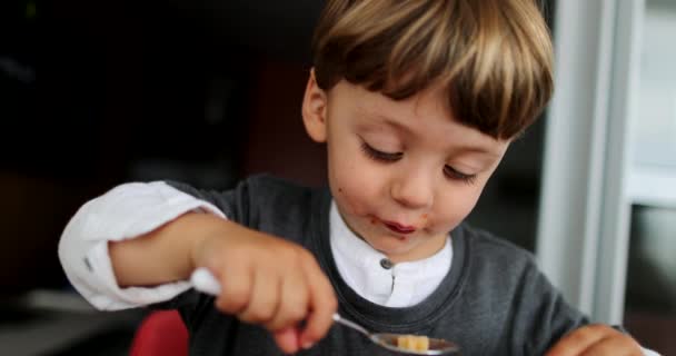 Malý Chlapec Obědvá Sám Batole Dítě Jídlo — Stock video