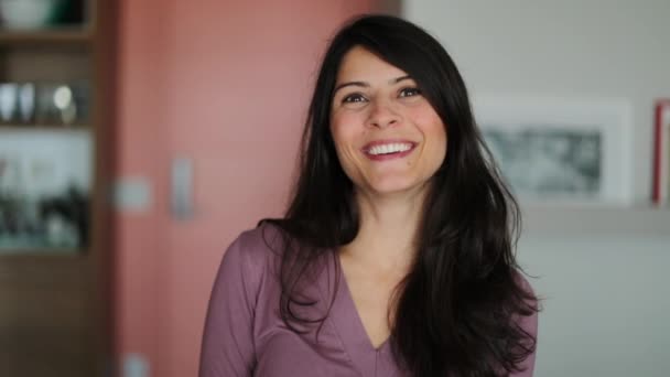 Retrato Mujer Años Sonriendo Cámara Persona Sonrisa — Vídeo de stock