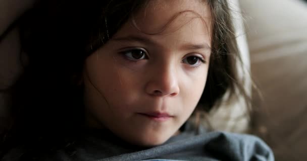 Closeup Criança Menina Rosto Olhando Para Fora Retrato Câmera — Vídeo de Stock