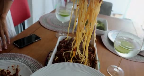 Persoon Hand Serveren Spaghetti Pasta Voedsel Bord Voor Lunch — Stockvideo