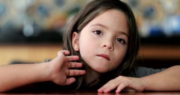 Симпатична Маленька Дівчинка Портрет Обличчя Дивлячись Камеру Дитини Спирається Стіл — стокове відео