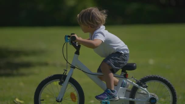 小男孩骑自行车下了车 推着自行车活动的孩子 — 图库视频影像