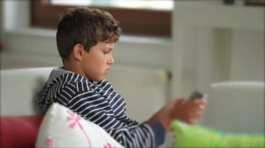 Tablette video oyunu oynayan çocuk