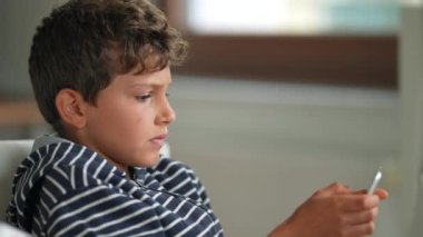 Tablet aygıtı kullanan çocuk ekranı tutan genç çocuk