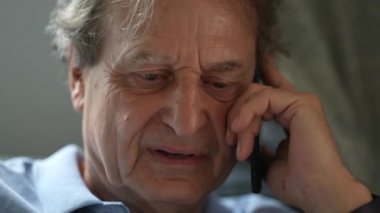 Son sınıf öğrencisi telefonda konuşuyor. Yaşlı adam cep telefonundan konuşuyor.
