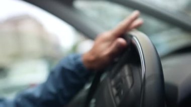 Sürücü sola dönüyor. Direksiyonu kapat.