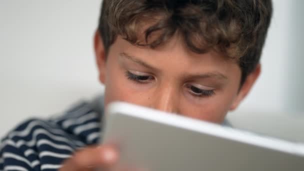儿童对网上内容的惊讶反应兴奋张大嘴的孩子拿着平板电脑 — 图库视频影像