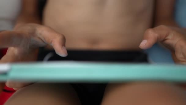 Gyermek Kéz Megható Tabletta Képernyő Játék — Stock videók