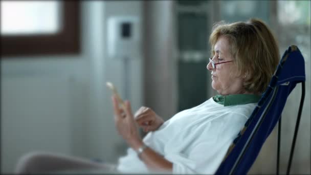 Candid Ηλικιωμένη Κυρία Κοιτάζοντας Οθόνη Smartphone — Αρχείο Βίντεο