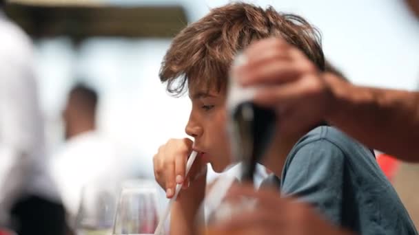 Niño Bebiendo Agua Vidrio Con Paja Restaurante — Vídeo de stock