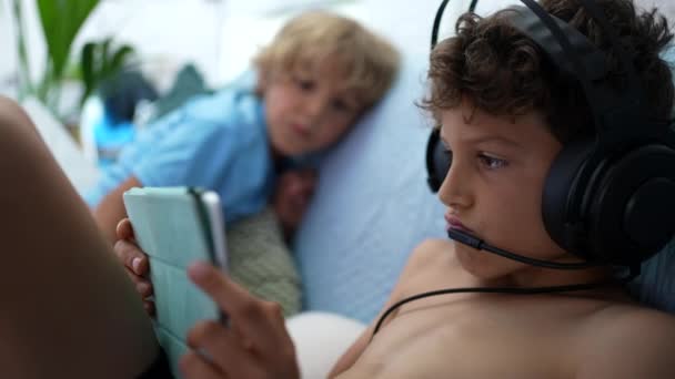 Παιδί Παίζει Video Game Φορώντας Ακουστικά Μικρόφωνο Συνδεδεμένο Online Gaming — Αρχείο Βίντεο