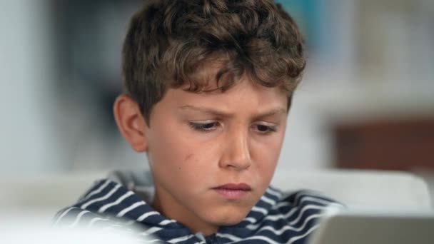 Criança Surpreendeu Reação Conteúdo Online Segurando Comprimido — Vídeo de Stock