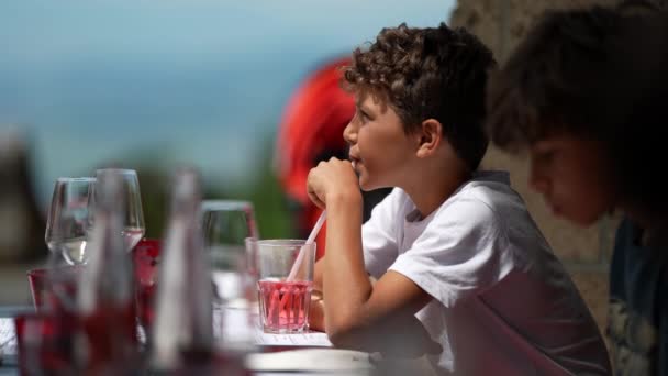Niños Sentados Mesa Del Restaurante Niño Bebiendo Paja — Vídeo de stock